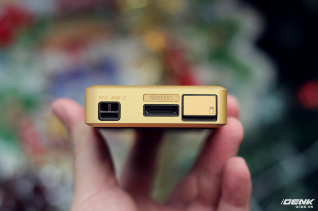 Cạnh đáy máy là nơi xuất hiện cổng WMPort quen thuộc được Sony duy trì từ thế hệ Walkman đầu tiên. Chuẩn cắm này có khả năng truyền dữ liệu (USB), xuất tín hiệu analog (LOD) và cả tín hiệu digital (OTG) 