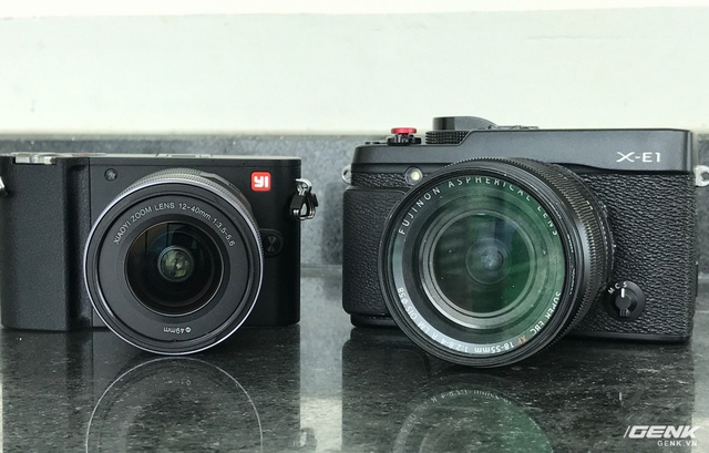  So sánh Yi M1 với chiếc máy ảnh mà tôi sử dụng để chụp các bức ảnh ở trên, đó là Fujifilm X-E1. Có thể thấy, lợi thế về cảm biến M4/3 khiến Yi M1 nhỏ hơn khá nhiều. 