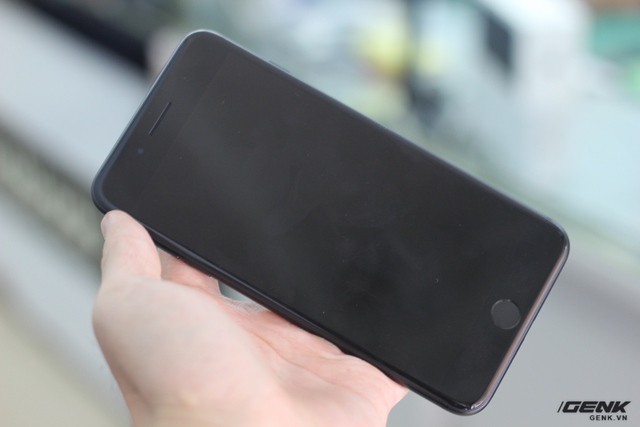 Cận cảnh iPhone 7 Plus Black tại Việt Nam: Có gì hot ở chiếc máy giá gần 40 triệu? - Ảnh 2.