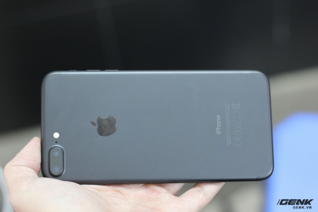 Cận cảnh iPhone 7 Plus Black tại Việt Nam: Có gì hot ở chiếc máy giá gần 40 triệu? - Ảnh 4.