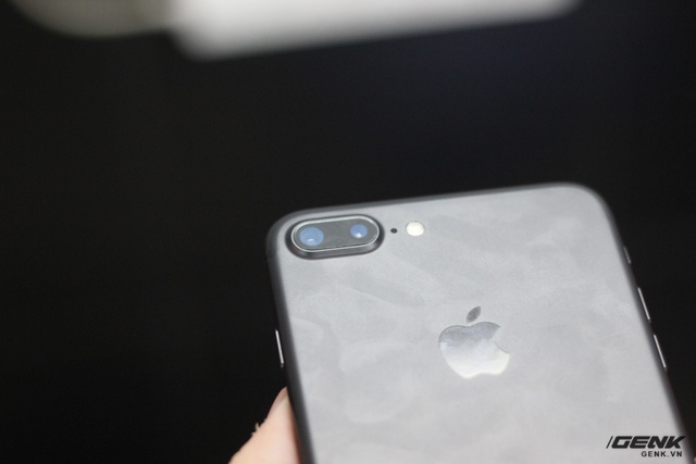 Cận cảnh iPhone 7 Plus Black tại Việt Nam: Có gì hot ở chiếc máy giá gần 40 triệu? - Ảnh 11.