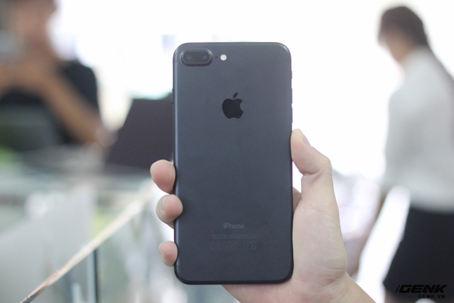Cận cảnh iPhone 7 Plus Black tại Việt Nam: Có gì hot ở chiếc máy giá gần 40 triệu? - Ảnh 5.