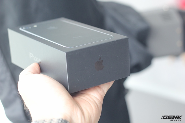  Bên cạnh hộp là dòng chữ iPhone và logo quả táo đen bóng 