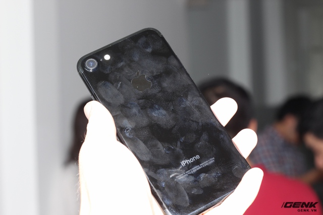  Chỉ sau hơn 5 phút sử dụng, mặt lưng của iPhone 7 Jet Black đã bám đầy dấu vân tay. Sau thời gian sử dụng, những vết xước cũng chắc chắn sẽ xuất hiện. Người dùng được khuyến cáo nên sử dụng các biện pháp bảo vệ như ốp lưng hoặc dán trong. 