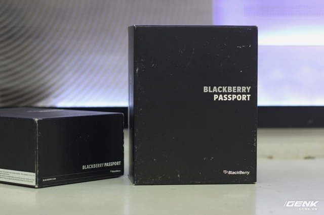  Hộp máy BlackBerry Passport xách tay từ Pháp.​ 