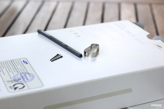  Đặc biệt, Samsung có bán kèm dụng cụ thay đầu bút và 5 đầu bút S Pen ngay trong hộp. 