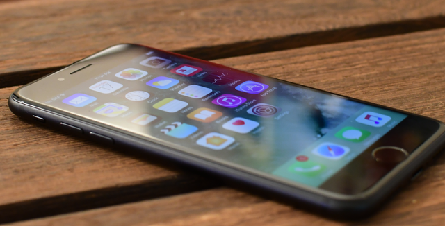Nghi án Apple hạn chế tốc độ mạng trên những chiếc iPhone phiên bản nhà mạng khác nhau - Ảnh 1.