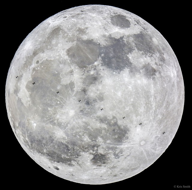  Siêu trăng và các Trạm vũ trụ - Bức ảnh tuyệt vời mang tầm cỡ không gian. Ảnh NASA. 