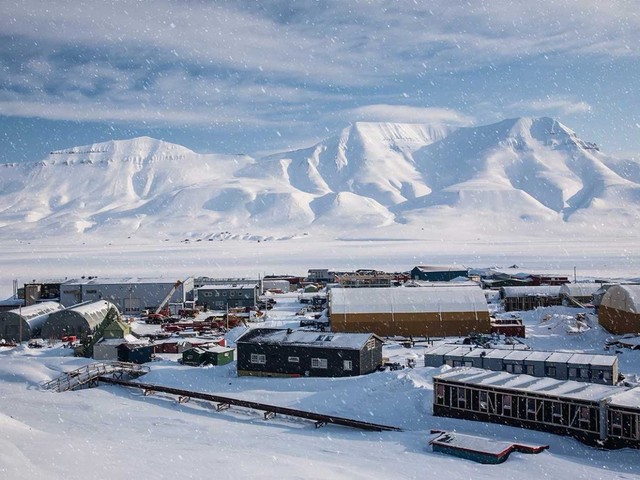  Svalbard cao hơn mực nước biến khoảng 100 mét, và độ ẩm ở đây rất thấp.​ 