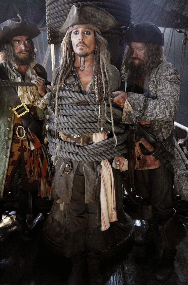  Cảnh Jack Sparrow bị bắt trói với khuôn mặt khiến khán giả phì cười 