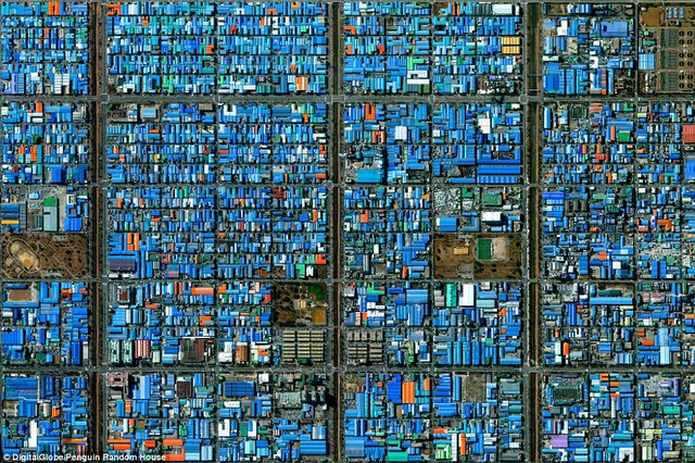  Jeongwang-dong là một khu vực công nghiệp ở thành phố Ansan, Hàn Quốc. Chính phủ Hàn Quốc mạnh mẽ triển khai kế hoạch xây dựng và phát triển các thành phố hiện đại, đặc biệt ở khu vực này. Màu xanh nổi bật mà bạn nhìn thấy ở đây là kết quả của việc sử dụng các tấm lợp bằng nhôm nhằm giảm chi phí và có tác dụng kéo dài tuổi thọ. 