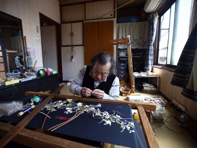  Những trung tâm may trang phục truyền thống Kimonos mọc lên khắp nơi và không chỉ dành cho các Geisha. Khách du lịch có thể mua các sản phẩm truyền thống Kimonos ở Trung tâm dệt may Nishijin. 