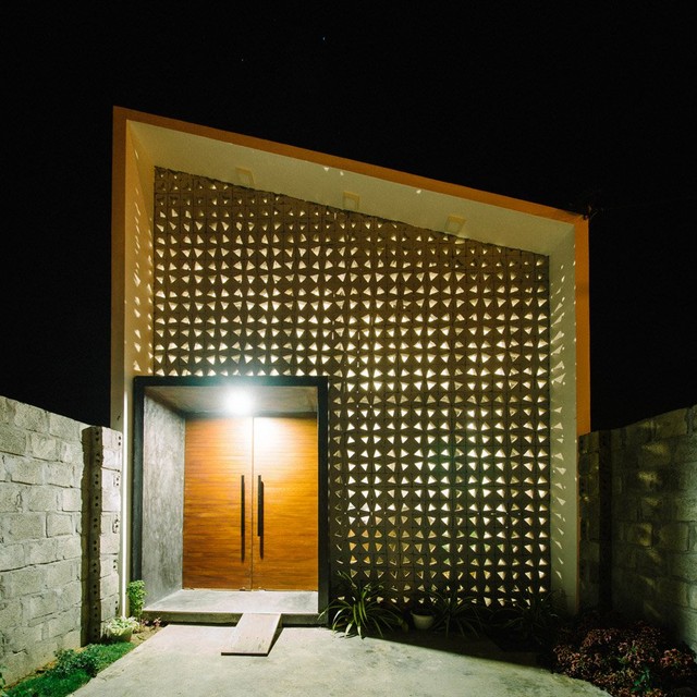  Ban đêm, ánh sáng trong nhà hắt ngược ra khỏi bức tường bê tông lại càng lung linh huyền ảo. Ngôi nhà có chiều dài 23 mét nhưng rộng chỉ 5 mét - điển hiền của nhà ống hẹp Việt Nam, cũng như các nước châu Á khác. 