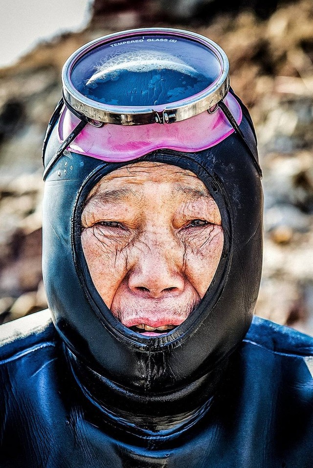  Những nữ thợ lặn trên đảo Jeju được gọi là Haenyo, hay Hải nữ 