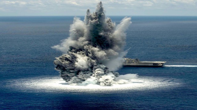 Xem video: bị 4,5 tấn thuốc nổ nổ ngay sát sườn nhưng siêu tàu chiến Mỹ không hề bị tổn hại - Ảnh 1.