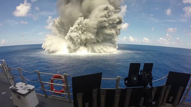 Xem video: bị 4,5 tấn thuốc nổ nổ ngay sát sườn nhưng siêu tàu chiến Mỹ không hề bị tổn hại - Ảnh 2.