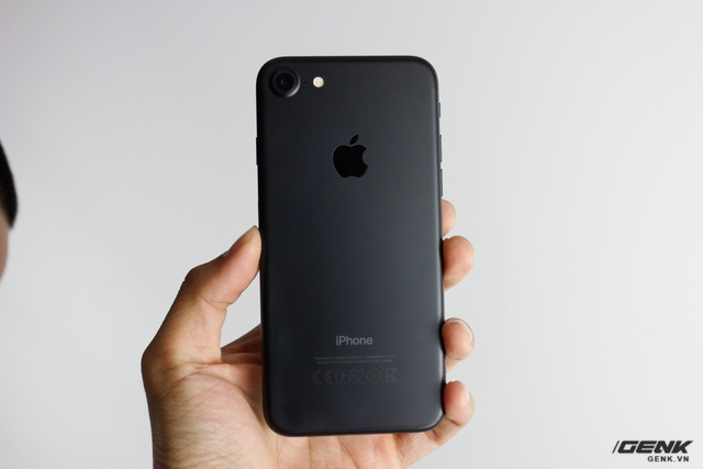  iPhone 7 có thiết kế dải anten mới gọn gàng hơn. 