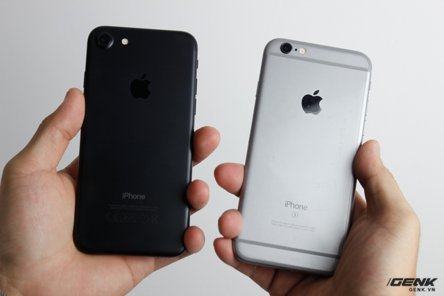  Màu đen nhám của iPhone 7 không chỉ che lấp được khuyết điểm về dải anten, mà nó còn quyến rũ và nam tính hơn rất nhiều màu Space Grey trên iPhone 6s. Chỉ hy vọng rằng nó sẽ không để lộ những vết xước sau này. 