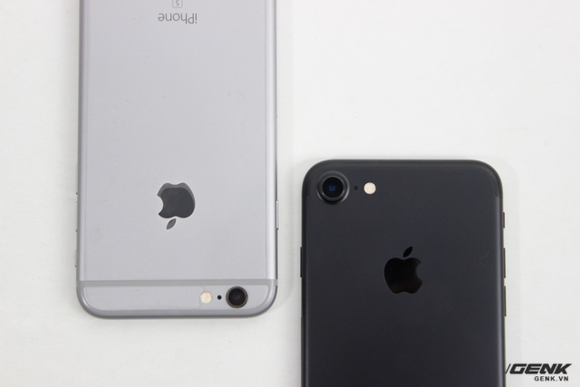  So sánh với màu Space Grey trên iPhone 6s, màu đen nhám của iPhone 7 mạnh mẽ hơn rất nhiều 