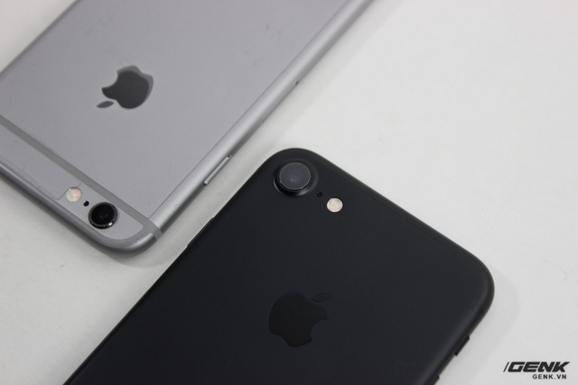 Thay đổi lớn trong thiết kế iPhone 7 là việc dải anten chạy ngang ở mặt lưng bị gỡ bỏ, mặc dù vẫn có hai dải ở trên và dưới. Ở phiên bản màu đen, dải anten này cũng bớt lộ hơn rất nhiều so với màu Space Grey của iPhone 6s. 