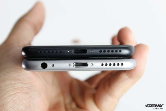  Đã có nhiều ý kiến trái chiều về việc iPhone 7 gỡ bỏ của jack cắm tai nghe. Mặc cho những bất tiện, điều này giúp cho iPhone 7 có thiết kế mặt đáy cân xứng hơn, với 6 lỗ khoét ở mỗi bên cổng Lightning. Đây là điều iPhone 6s không thể đạt được. 