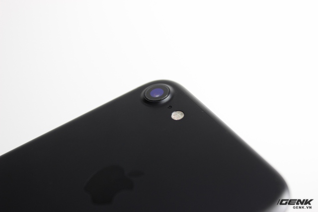  Apple đã bổ sung công nghệ OIS và hệ thống ống kính 6 lớp mới trên camera của iPhone 7, vậy nên nó có kích thước lớn hơn. 