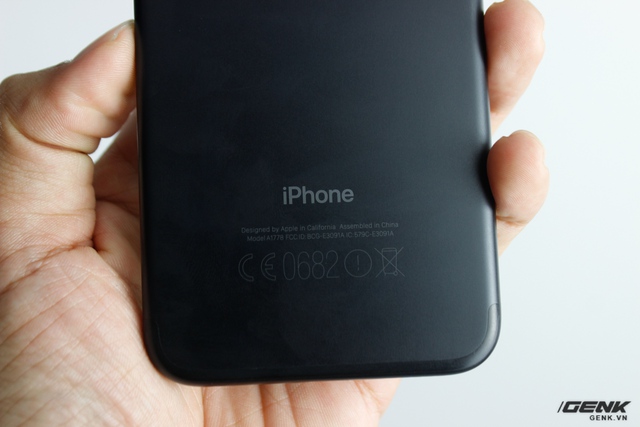  Tiểu tiết: Chữ iPhone của iPhone 7 ở mặt lưng được in đậm hơn iPhone 6s, chuyển sang sử dụng font chữ San Francisco truyền thống của Apple 