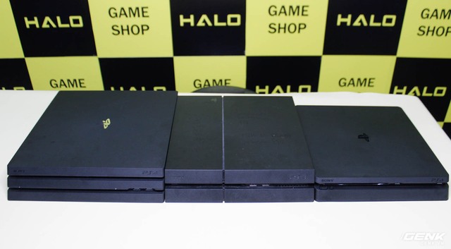  PlayStation 4 Pro (bên trái) to và dày hơn một chút so với phiên bản thường (ở giữa) và Slim (bên phải). 