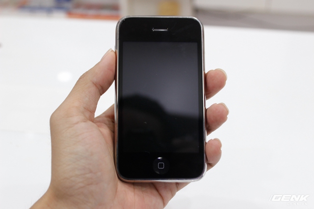  iPhone 3GS màu đen 16 GB này có giá chưa đến 2 triệu đồng. 
