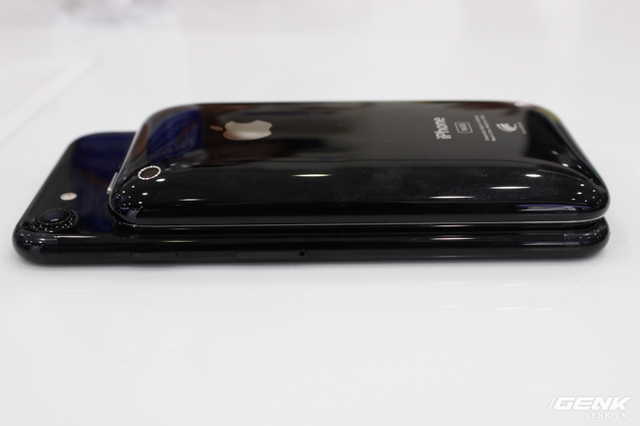  ​So sánh kích cỡ với iPhone 7 Jet Black. 