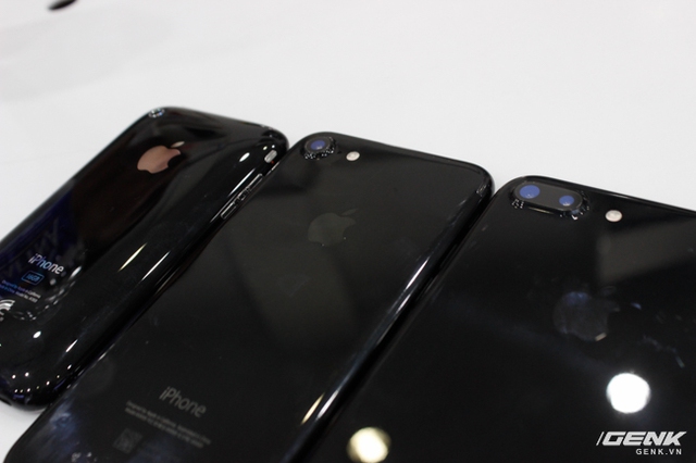  So sánh 3 bản màu đen: iPhone 3GS, iPhone 7 và iPhone 7 Plus. 