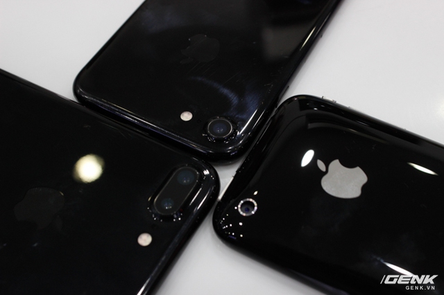  Camera của iPhone 3GS trông nhỏ bé hơn hẳn so với 2 phiên bản năm nay. 