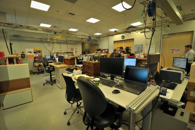 Bên trong tòa nhà, các kỹ sư Microsoft tại phòng “Model Shop” sử dụng máy in 3D để thử nghiệm những ý tưởng phần cứng mới