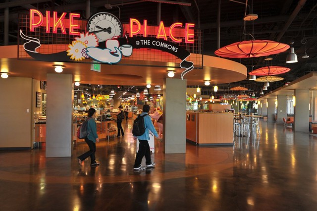 Chuỗi siêu thị Pike Place cũng đặt một khu chợ thu nhỏ nơi đây