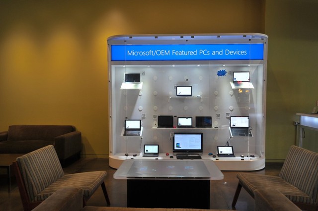  Các thiết bị của Microsoft được trung bày trong lồng kính 