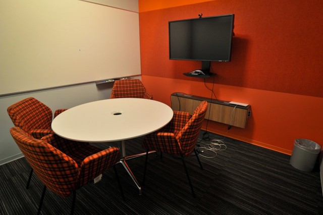 Phòng họp điển hình tại tòa nhà với tông màu khá rực rỡ