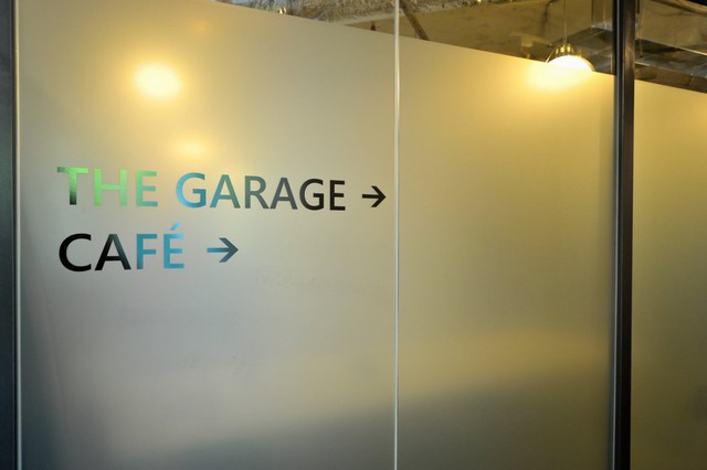The Garage Café, khoong gian cho nhân viên bàn luận về các dự án