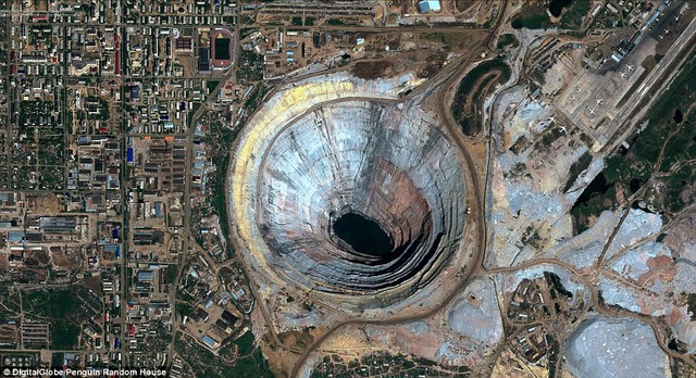  Mir Mine là một mỏ kim cương lộ thiên đã bị đóng cửa vào năm 2004, nằm ở Mirny, Đông Siberia, Nga. Mỏ có độ sâu 1.722 feet (525m) và có đường kính 3.900 feet (1.200m), khiến nó trở thành mỏ kim cương được khai quật lớn thứ hai trên thế giới. Hoạt động trong 44 năm, vào những năm đỉnh cao về sản lượng, mỏ này sản xuất 10 triệu carat kim cương mỗi năm trong những năm 1960. 
