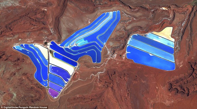  Ao bay hơi có thể nhìn thấy tại mỏ Kali ở Moab, Utah. Các mỏ sản xuất Kali clorua một thành phần chính trong phân bón. Muối được bơm lên bề mặt từ nước mặn dưới lòng đất và được sấy khô trong ao năng lượng mặt trời khổng lồ kéo dài dọc theo dải đất. 