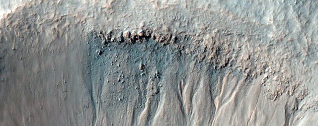 NASA chú ý tới các vết nứt vì chúng có thể gây ra lở đất, nếu có bất kỳ chút nước nào sẽ làm cho đất và bùn có màu đậm hơn