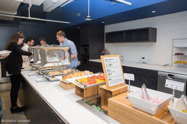  Tiếp theo sẽ là khu bếp ăn của LinkedIn. Các nhân viên ở đây có thể tận hưởng bữa sáng và bữa trưa miễn phí mỗi ngày. 