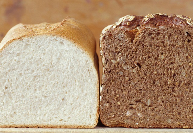  Bánh mỳ trắng và bánh mỳ nâu, ví dụ về carb tinh chế và carb toàn phần 