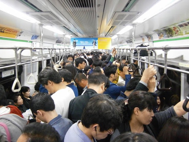  Những chuyến tàu điện chật ních là chuyện thường ngày ở Nhật Bản 
