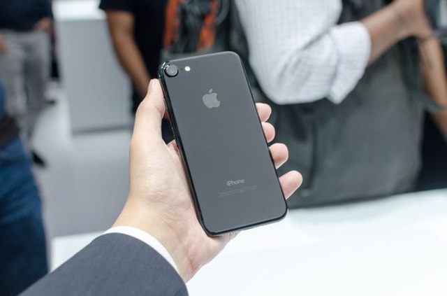 iPhone màu Jet Black được xem là một phép thử thị trường của Apple cho năm tới.