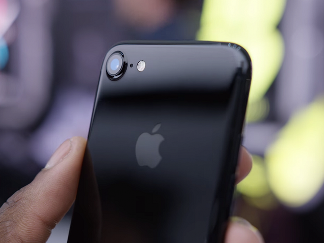  iPhone 7 và iPhone 7 Plus phiên bản màu Jet Black được nhiều người dùng quan tâm. 