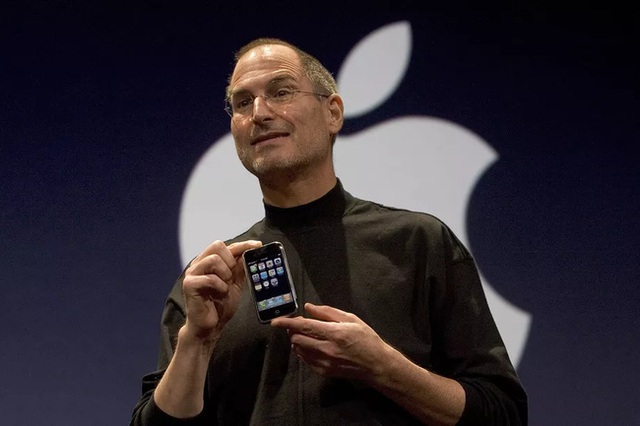 Steve Jobs giới thiệu chiếc iPhone đời đầu vào năm 2007.