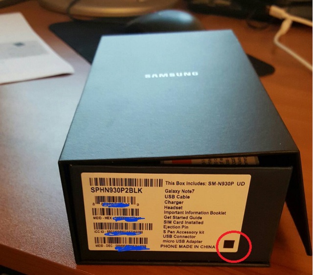  Hình vuông màu đen (khoanh tròn) trên nhãn dán ngoài vỏ hộp Galaxy Note7 thay thế tại Mĩ của T-Mobile. 