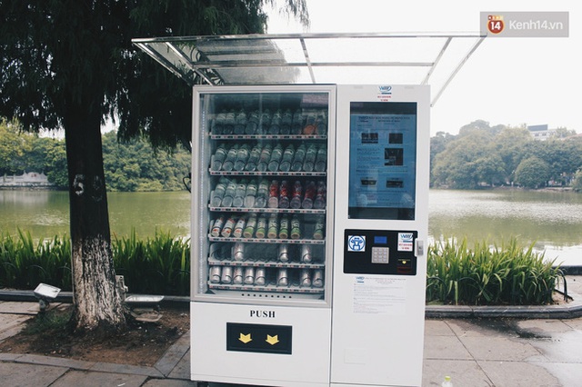 Một chiếc máy bán hàng tự động này chứa được khoảng 300 sản phẩm đồ uống đóng chai.