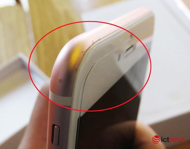  Một chiếc iPhone màu Rose Gold bị lỗi rạn chân chim tương tự chiếc iPhone của khách hàng Nguyễn Anh Quốc. Ảnh: Nguyên Đức. 
