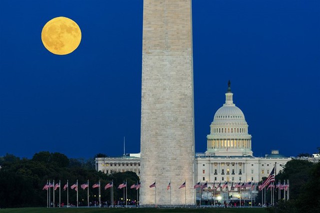 Siêu trăng xuất hiện khoảng 4-6 lần trong năm, nhưng không phải lần nào cũng đi kèm với trăng tròn. Tên khoa học của siêu trăng là Trăng tròn cận điểm, có nghĩa là gần trái đất nhất. Với cự ly này, người dân trên trái đất sẽ thấy mặt trăng gần như hoàn thiện nhất và to nhất trong năm. Bức ảnh chụp siêu trăng gần tòa nhà Quốc hội, Mỹ hôm 16/10. Ảnh: PA